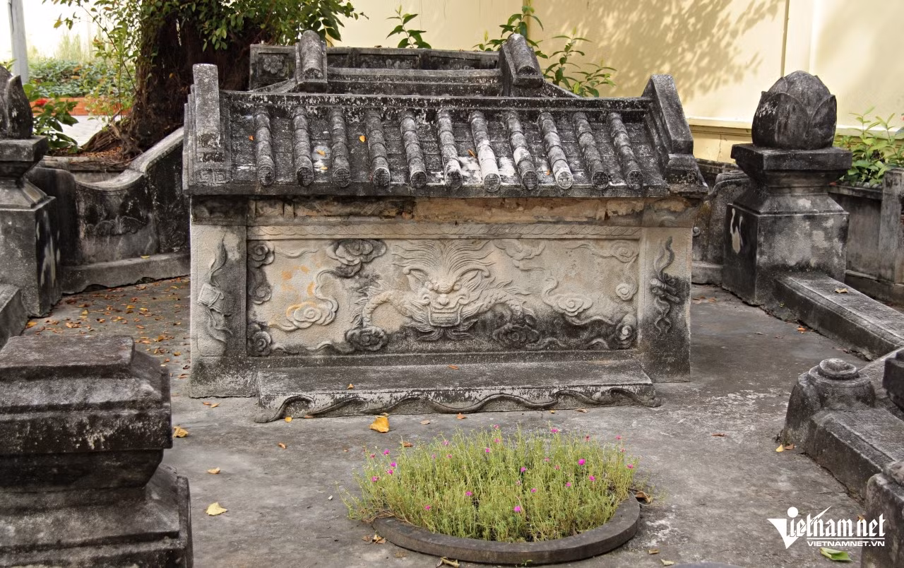 Mặt trước ngôi mộ có họa tiết đắp nổi tinh xảo, đẹp mắt. Ảnh: Hà Nguyễn