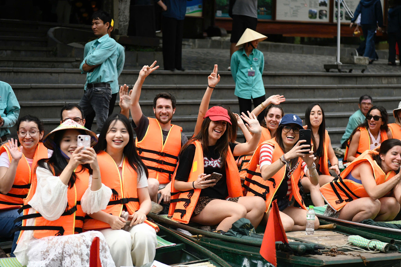 Du khách tại lễ hội Tràng An. Ảnh: Như Ý.