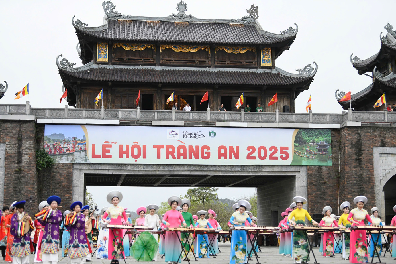 Tiết mục khai mạc lễ hội. Ảnh: Tràng An.