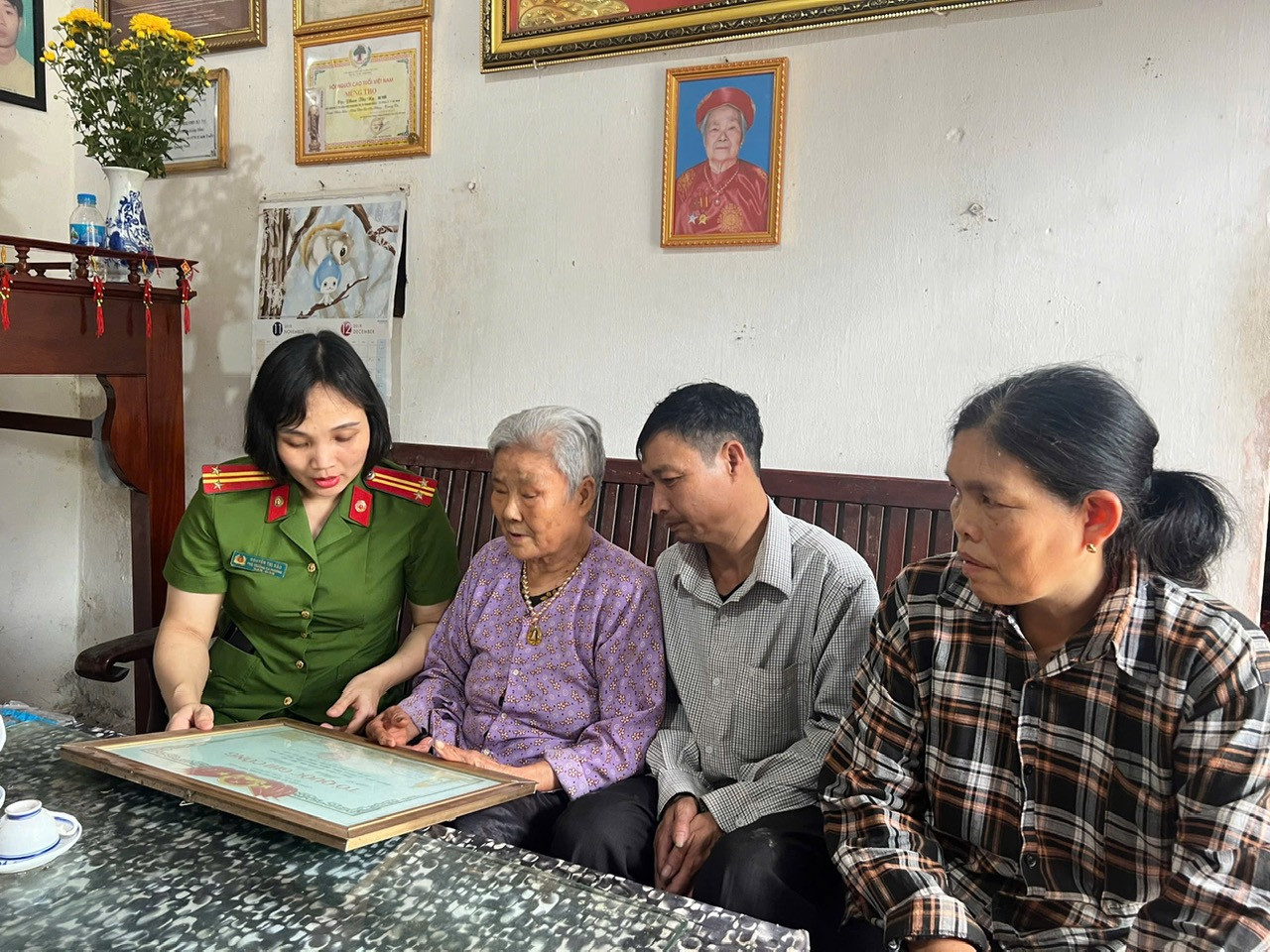 Thân nhân của các anh hùng liệt sĩ mong mỏi hàng chục năm qua sớm tìm lại được danh tính, phần mộ người thân của mình.