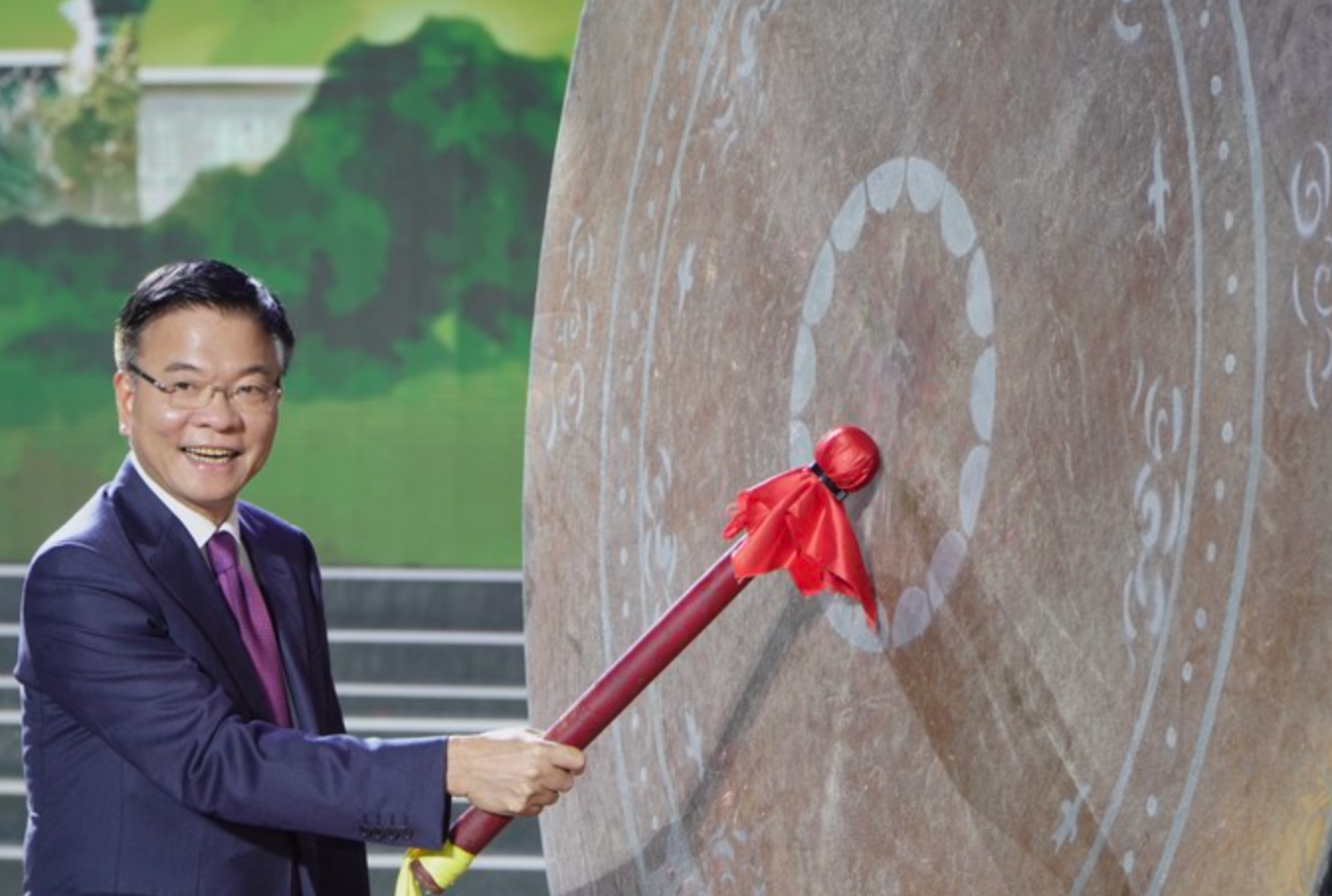 Phó Thủ tướng Chính phủ Lê Thành Long đánh trống khai hội Hoa Lư năm 2025. Ảnh: Đức Nguyên. Phó Thủ tướng Chính phủ Lê Thành Long đánh trống khai hội Hoa Lư năm 2025. Ảnh: Đức Nguyên.