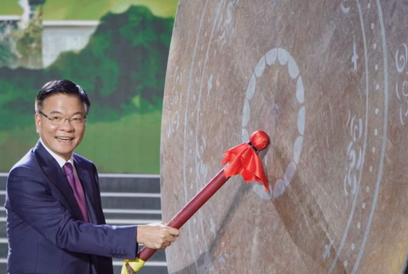 Phó Thủ tướng Chính phủ Lê Thành Long đánh trống khai hội Hoa Lư năm 2025. Ảnh: Đức Nguyên. Phó Thủ tướng Chính phủ Lê Thành Long đánh trống khai hội Hoa Lư năm 2025. Ảnh: Đức Nguyên.