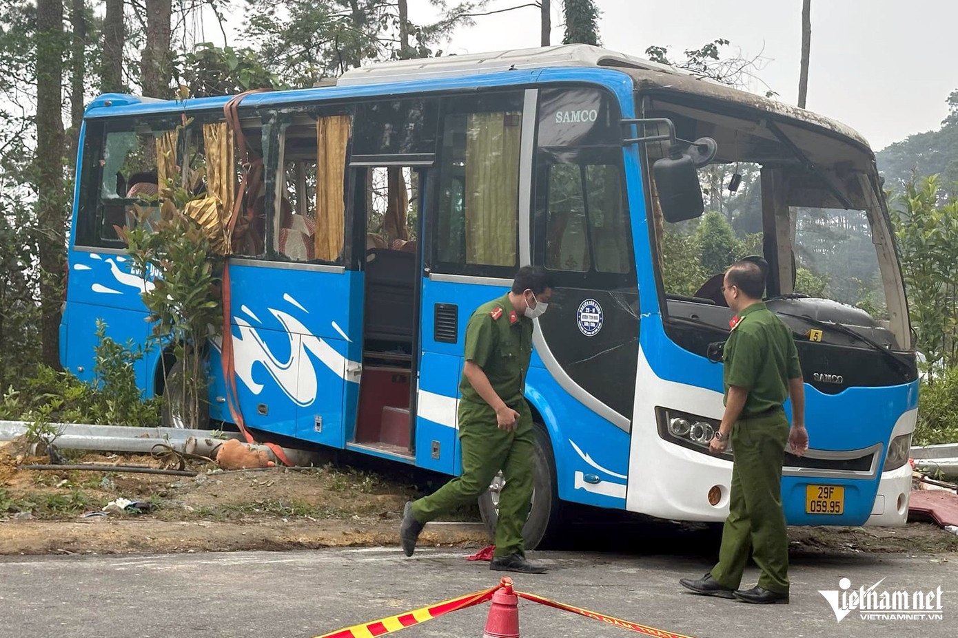 Theo ghi nhận của PV VietNamNet, tại hiện trường, một ô tô khách loại 35 chỗ ngồi mang biển kiểm soát 29F-059.XX bị lật về phía phần taluy âm của đường. Ảnh: Đức Hoàng