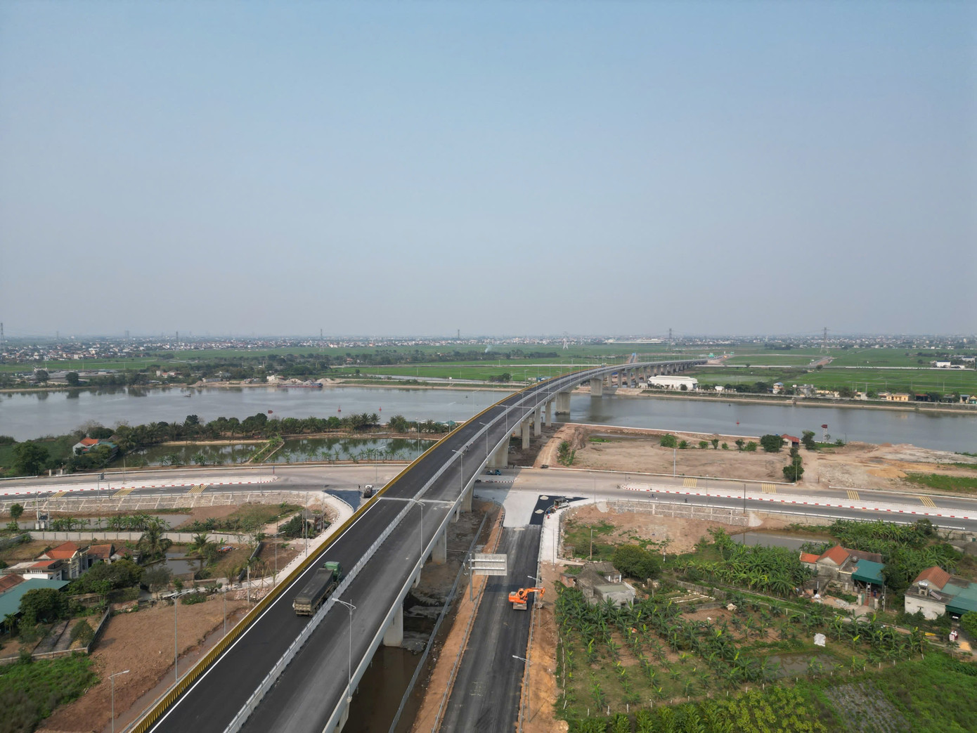 Cầu vượt sông Đáy nhìn từ phía Nam Định. Ảnh: N.B.