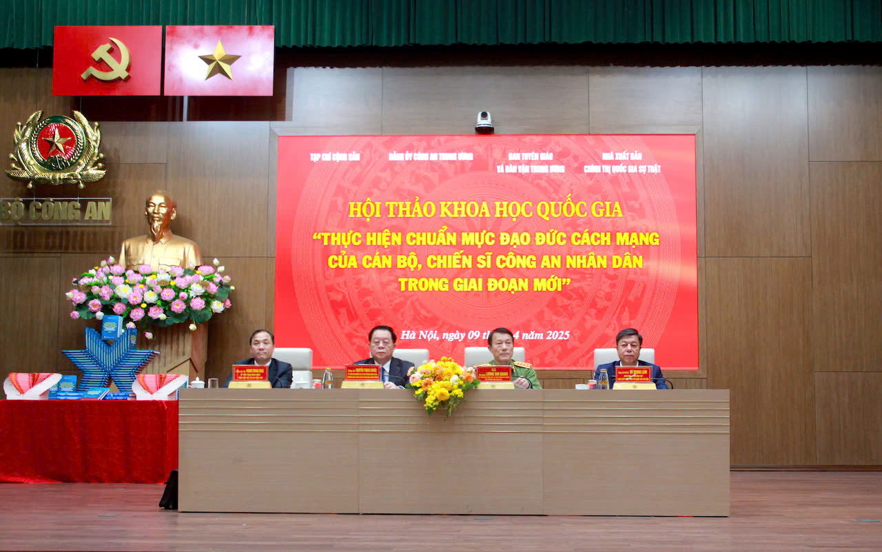 Trưởng Ban Tuyên giáo và Dân vận Trung ương Nguyễn Trọng Nghĩa, Bộ trưởng Lương Tam Quang với các đồng chí điều hành hội thảo. Trưởng Ban Tuyên giáo và Dân vận Trung ương Nguyễn Trọng Nghĩa, Bộ trưởng Lương Tam Quang với các đồng chí điều hành hội thảo.