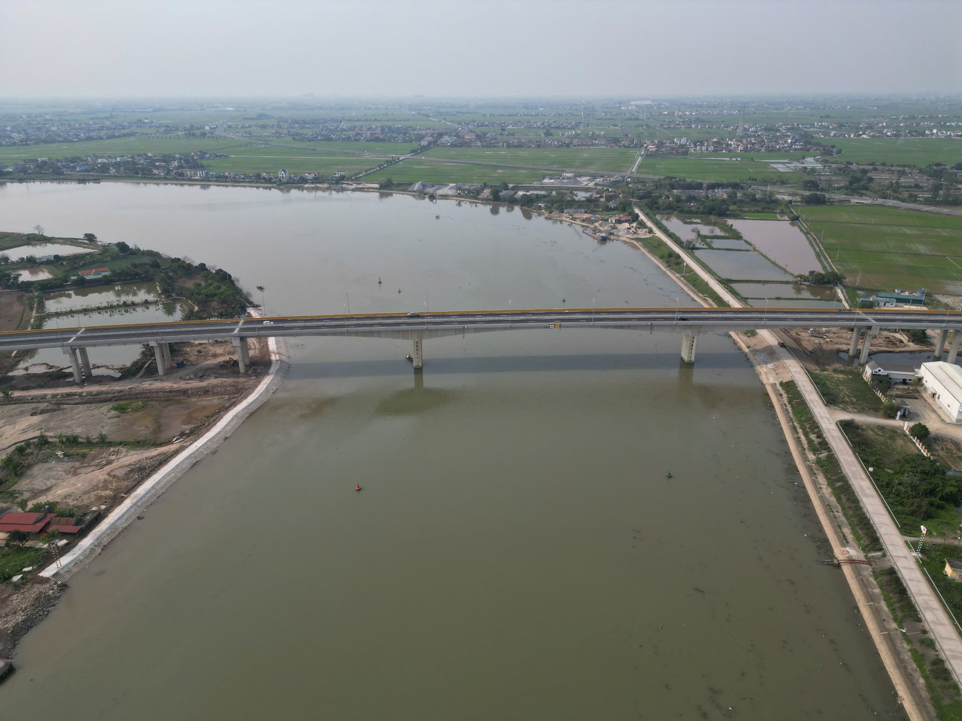 Cây cầu hoàn thành việc nối liền 2 bên bờ sông Ninh Bình - Nam Định. Ảnh. N.B.