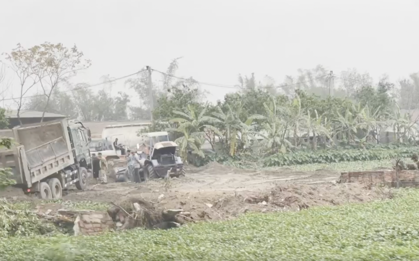 Ao hồ bị đổ phế thải, san lấp. Ao hồ bị đổ phế thải, san lấp.