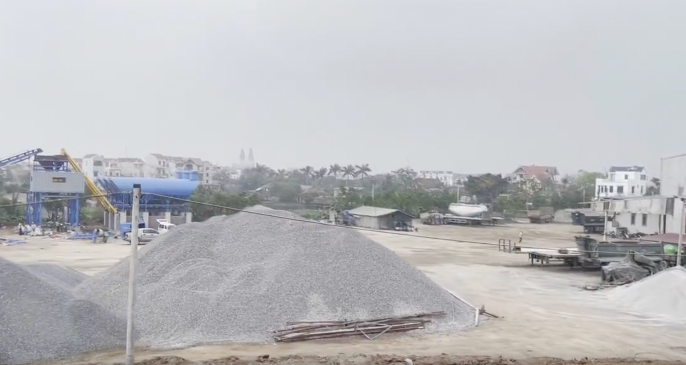 Trạm trộn bê tông không phép mọc trên đất nông nghiệp. Ảnh: N.L. Trạm trộn bê tông không phép mọc trên đất nông nghiệp. Ảnh: N.L.