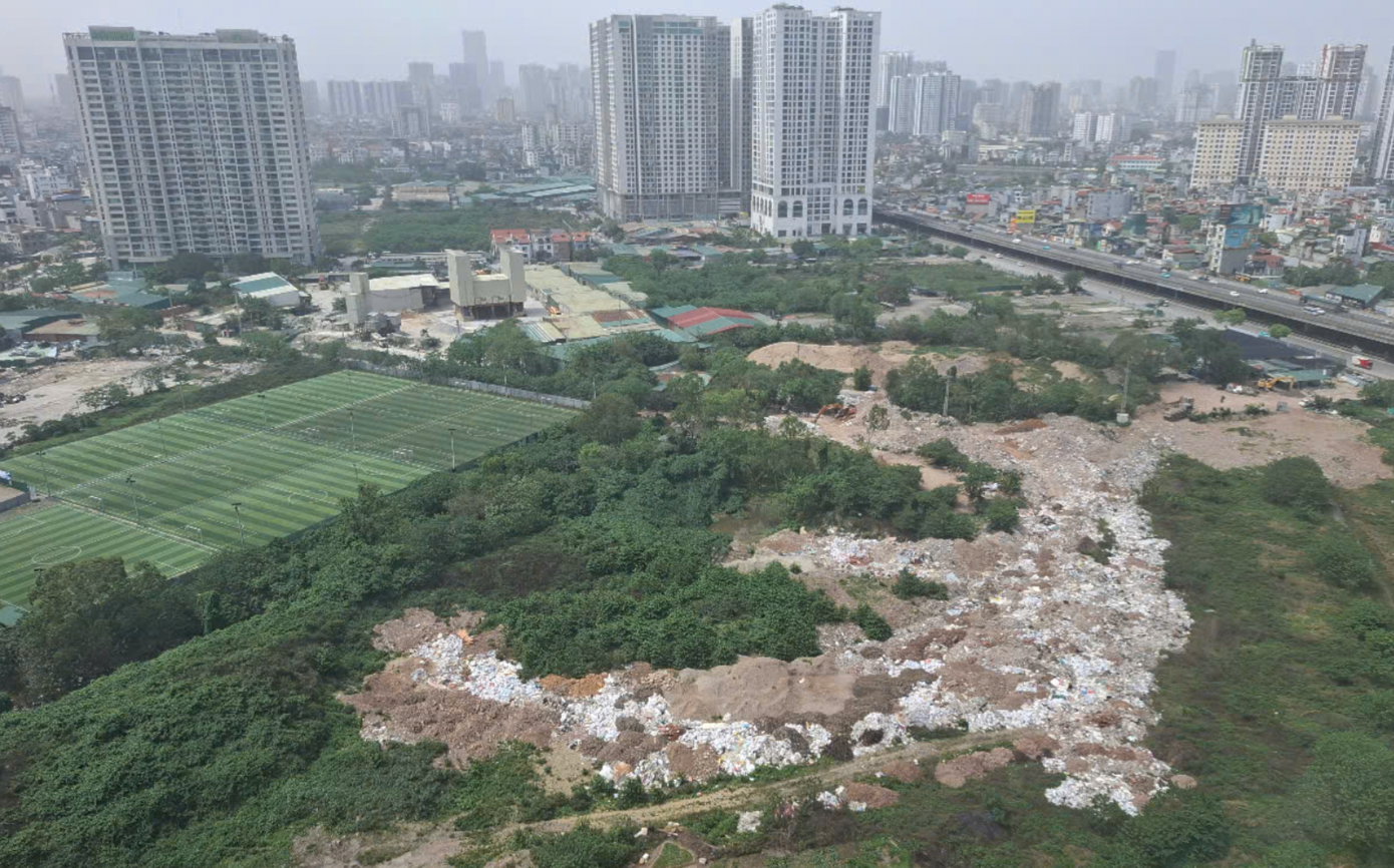 Hàng trăm tấn rác thải được ngang nhiên đổ cạnh chung cư.