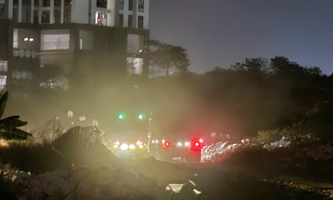 Các xe rác hoạt động tại chân chung cư.