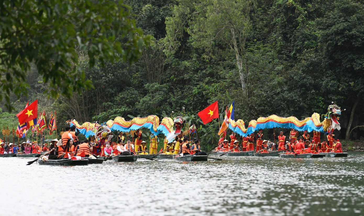 Cảnh lễ hội Tràng An trên sông Sào Khê. Ảnh: Như Ý.