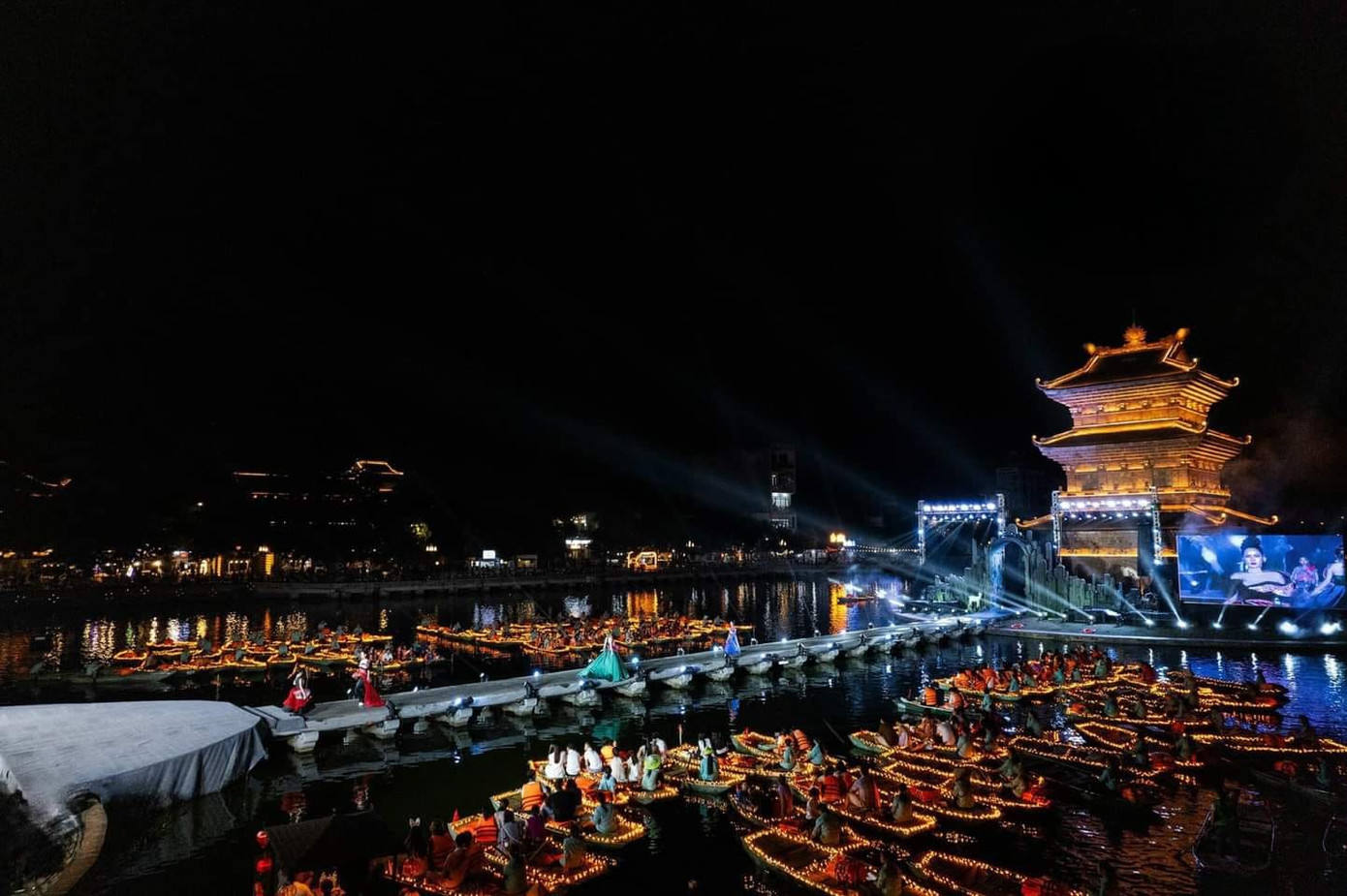 Nhiều ca sĩ nổi tiếng sẽ có mặt tại Ninh Bình dịp lễ 30/4-1/5. Nhiều ca sĩ nổi tiếng sẽ có mặt tại Ninh Bình dịp lễ 30/4-1/5.