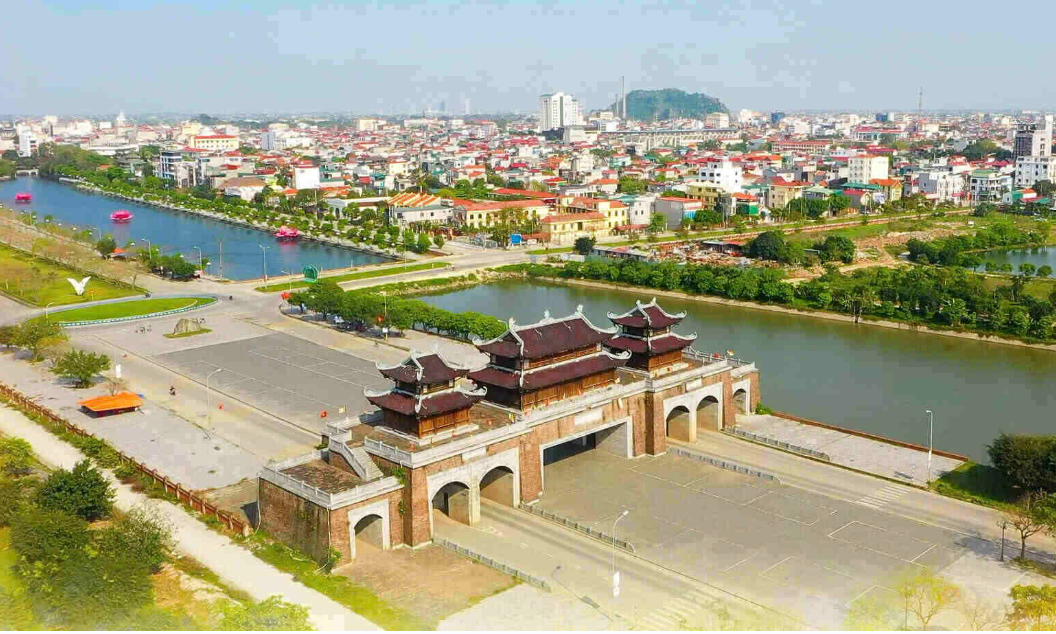 Cổng tam quan tại TP Hoa Lư. Ảnh: N.L.