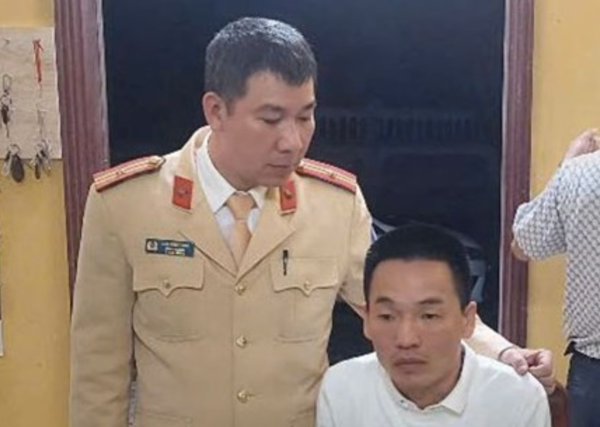 Đối tượng bị cảnh sát khống chế. Đối tượng bị cảnh sát khống chế.