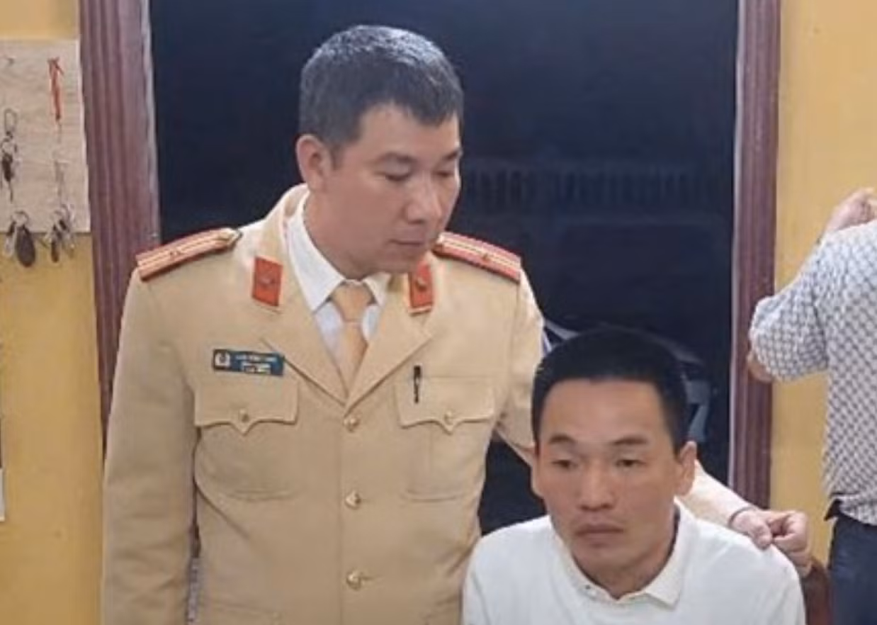 Đối tượng bị cảnh sát khống chế.