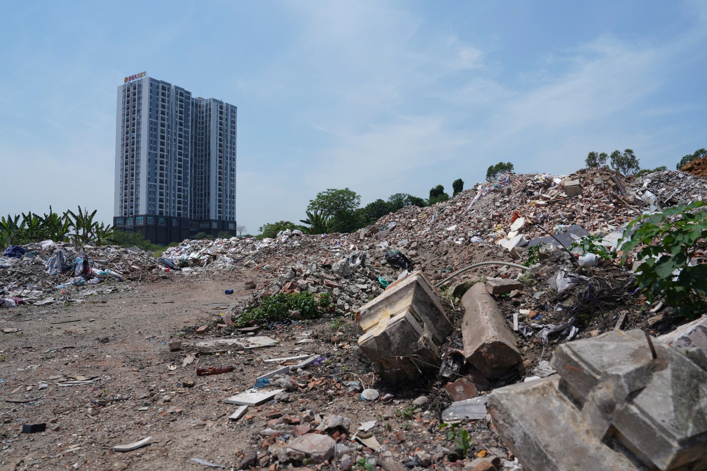 Rác thải chất thành núi cạnh chân toà chung cư. Ảnh: Phạm Nam.