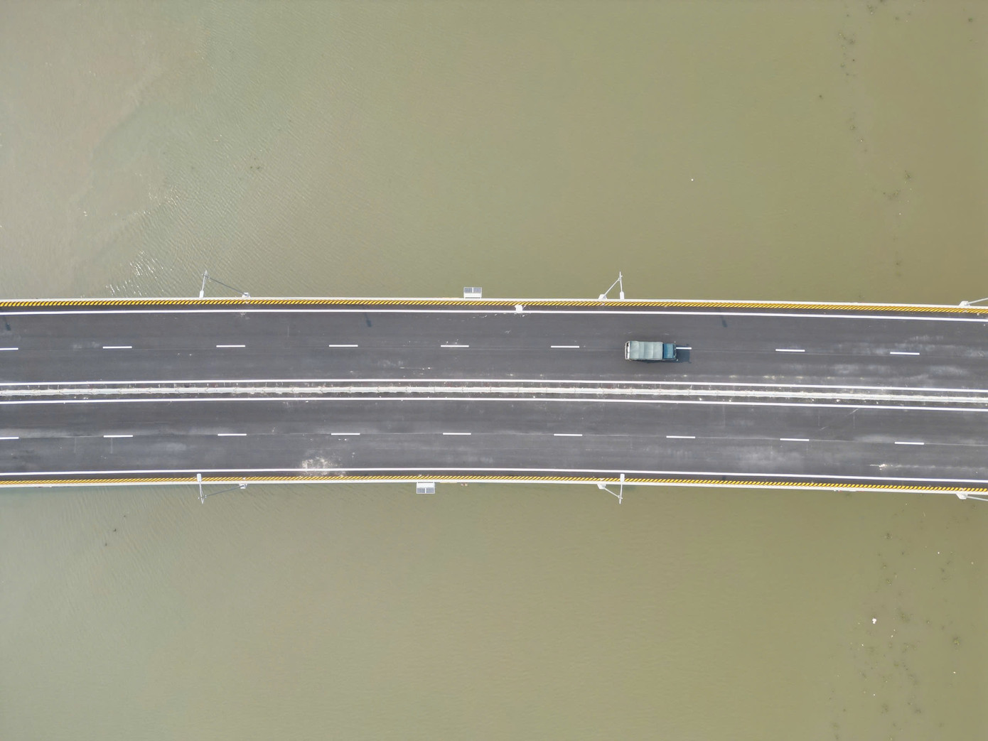 Hoàn thiện việc thông xe kỹ thuật nhưng vẫn "nằm" chờ cao tốc. Ảnh: N.B