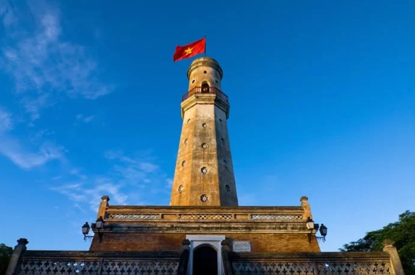 Cột cờ biểu tượng của Nam Định. Ảnh: Báo N.Đ Cột cờ biểu tượng của Nam Định. Ảnh: Báo N.Đ