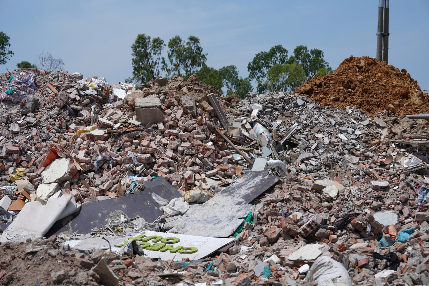 Đủ các loại rác được tập kết về chân chung cư.