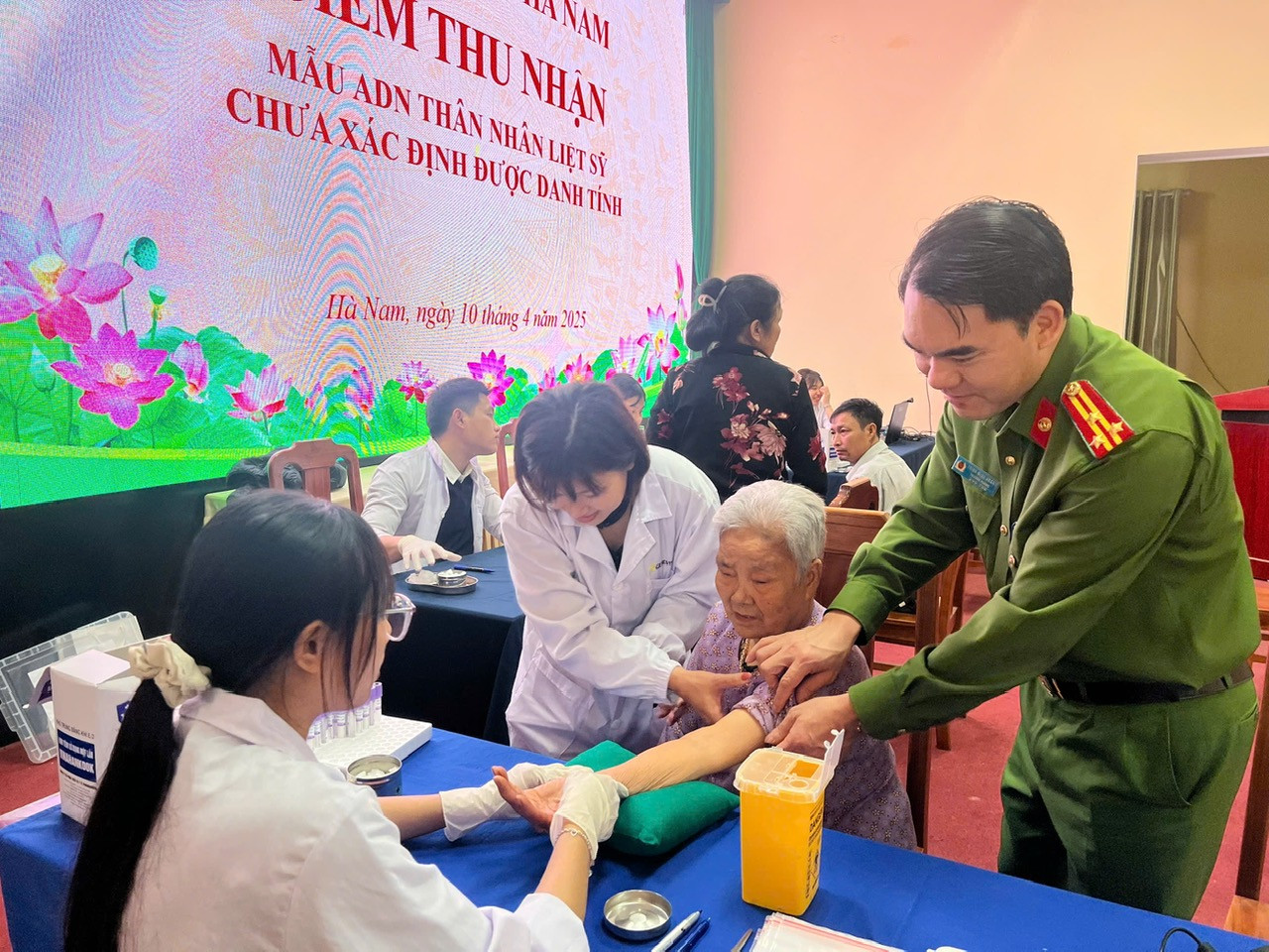 Các chiến sĩ công an vẫn miệt mài đi tìm tên cho người đã ngã xuống cho Tổ quốc.