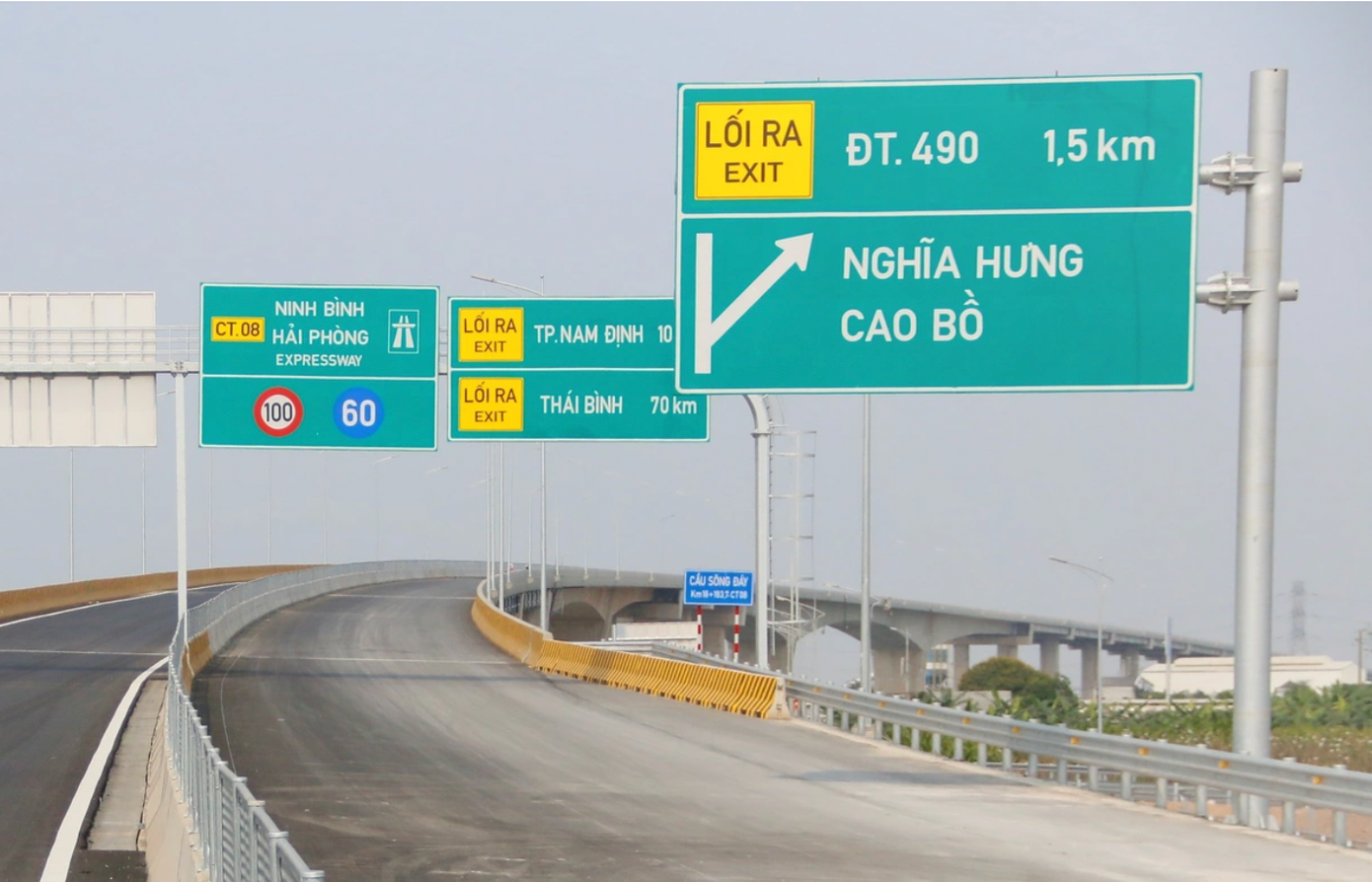 Nhiều hạng mục của cây cầu đã được hoàn thiện nhưng vẫn chờ đường cao tốc. Ảnh: N.B.