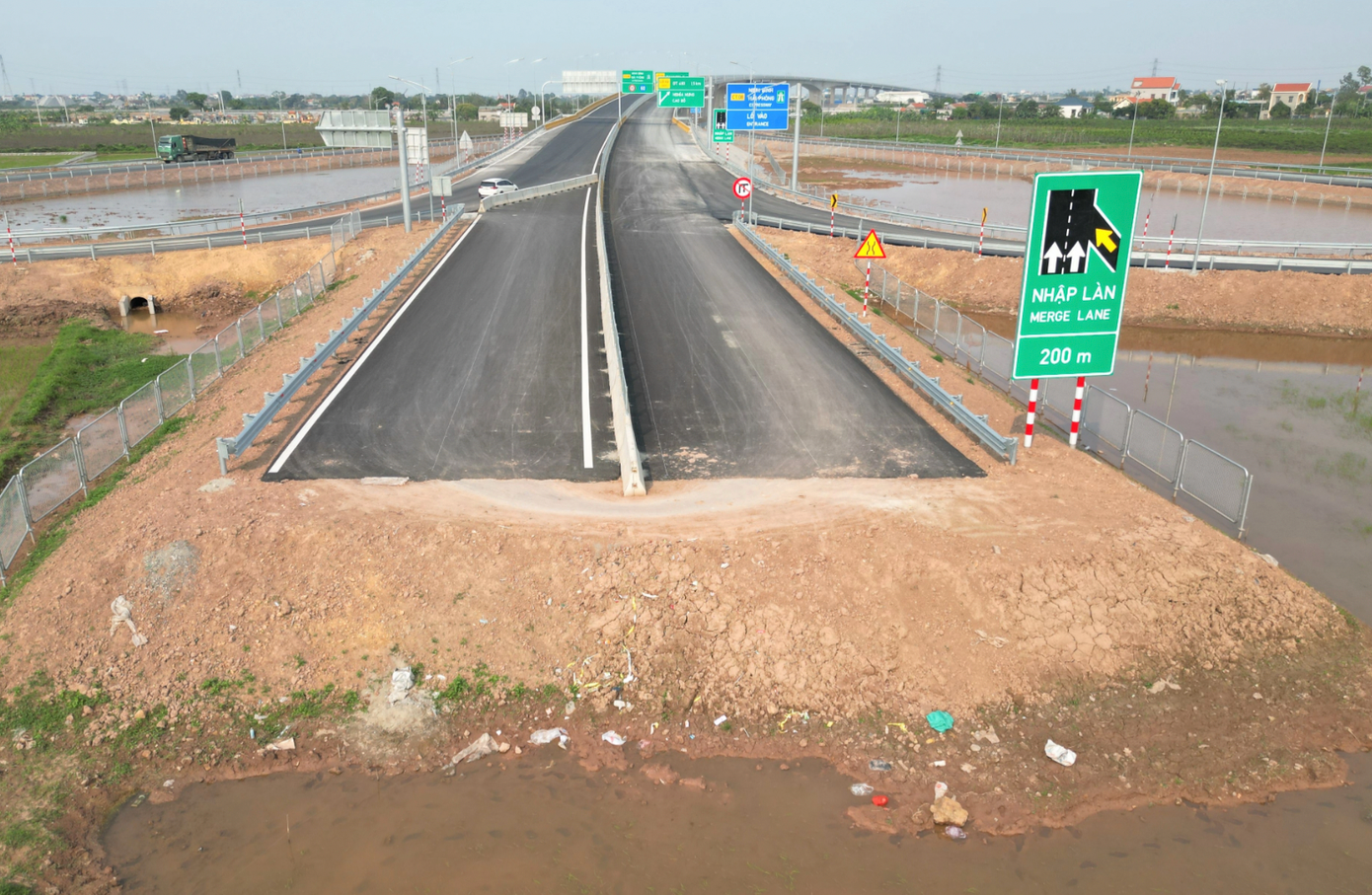 Cây cầu đã hoàn thiện nhưng vẫn "nằm" chờ đường cao tốc kết nối. Ảnh: N.B.