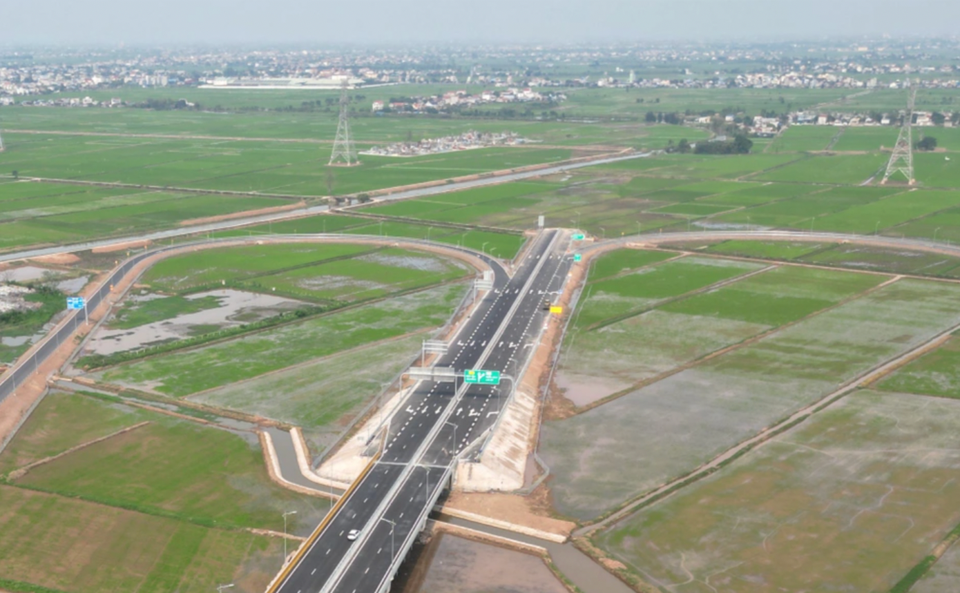 Đường dẫn chạy thẳng xuống ruộng lúa.