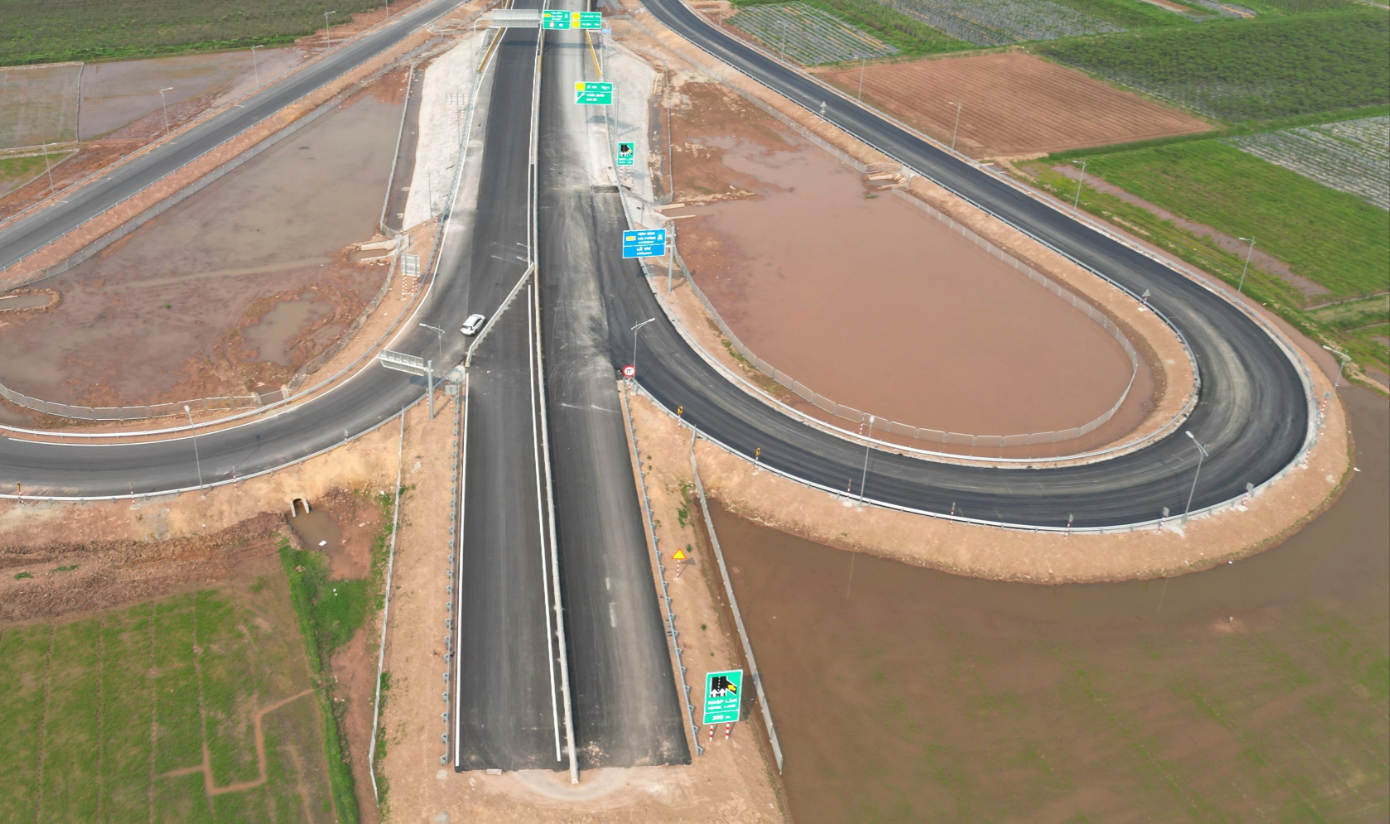 Đường dẫn cây cầu vẫn bỏ ngỏ.