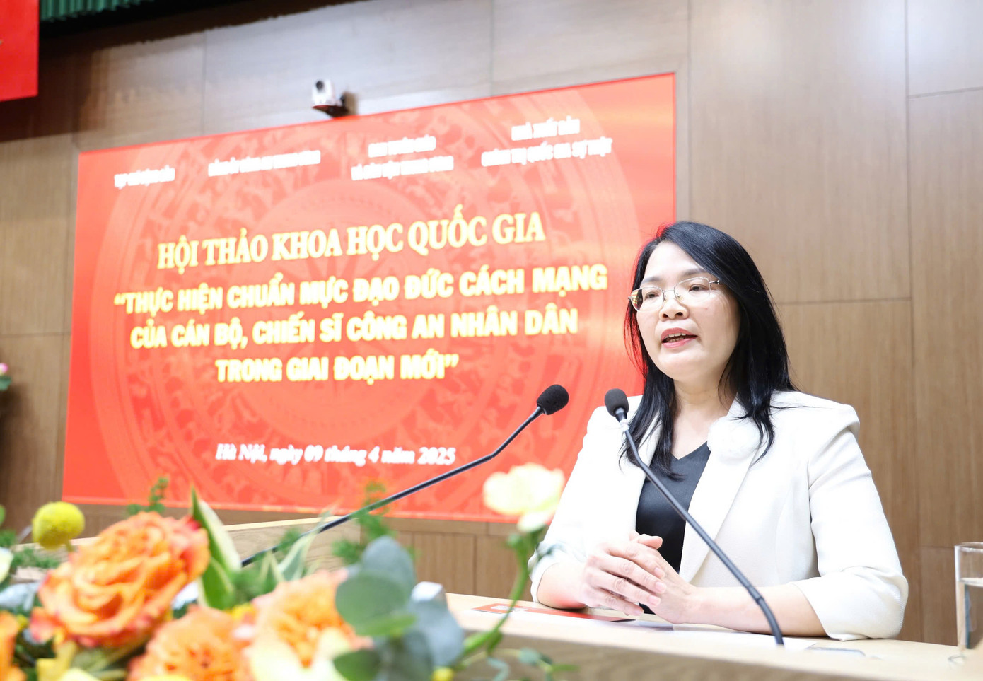 Đại biểu tham luận tại hội thảo. Đại biểu tham luận tại hội thảo.