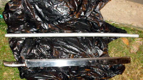 Nhiều dao kiếm bị thu giữ đêm qua.