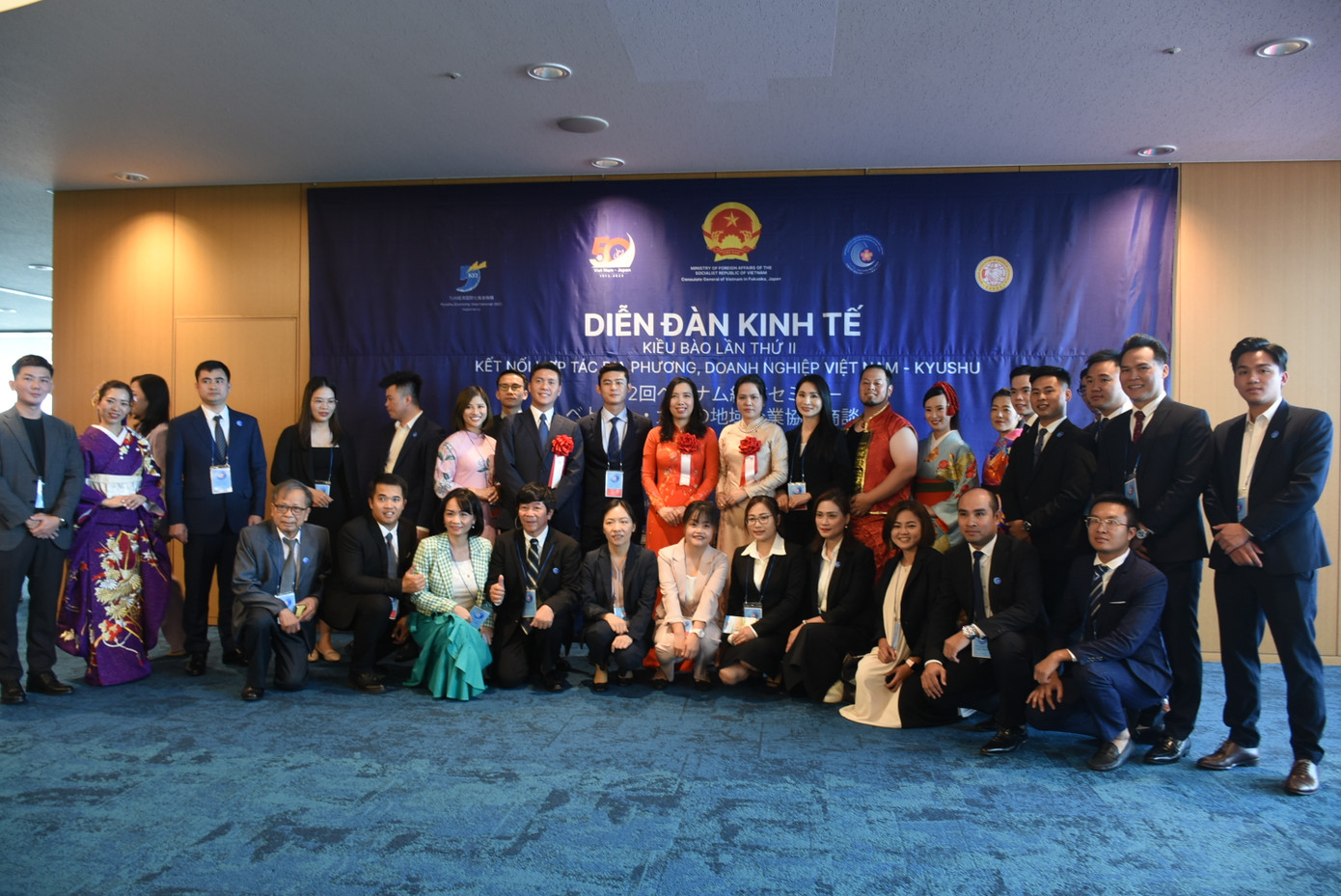 Thứ trưởng Lê Thị Thu Hằng chụp ảnh lưu niệm cùng các đại biểu tham dự “Diễn đàn Kinh tế Kiều bào lần thứ II: Kết nối địa phương, doanh nghiệp Việt Nam – Kyushu Thực chất – Hiệu quả - Bền vững”, tại Nhật Bản. Thứ trưởng Lê Thị Thu Hằng chụp ảnh lưu niệm cùng các đại biểu tham dự “Diễn đàn Kinh tế Kiều bào lần thứ II: Kết nối địa phương, doanh nghiệp Việt Nam – Kyushu Thực chất – Hiệu quả - Bền vững”, tại Nhật Bản.