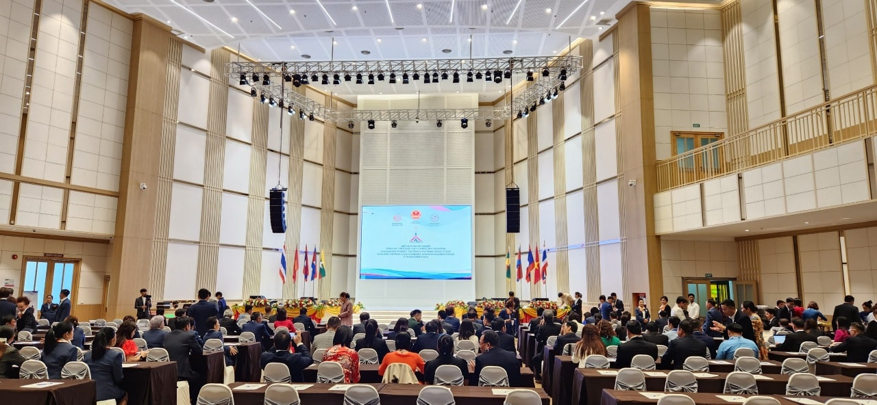 Khoảng 300 đại biểu tham dự diễn đàn.