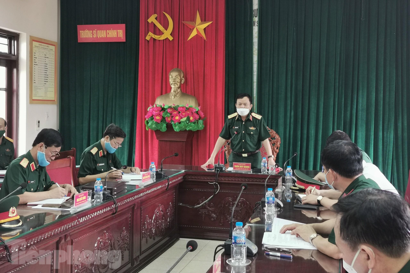 Sáng 19/5, tại Bắc Ninh, Trung tướng Trần Duy Giang, Chủ nhiệm Tổng cục Hậu cần chủ trì cuộc họp triển khai hai Bệnh viện dã chiến truyền nhiễm Sáng 19/5, tại Bắc Ninh, Trung tướng Trần Duy Giang, Chủ nhiệm Tổng cục Hậu cần chủ trì cuộc họp triển khai hai Bệnh viện dã chiến truyền nhiễm