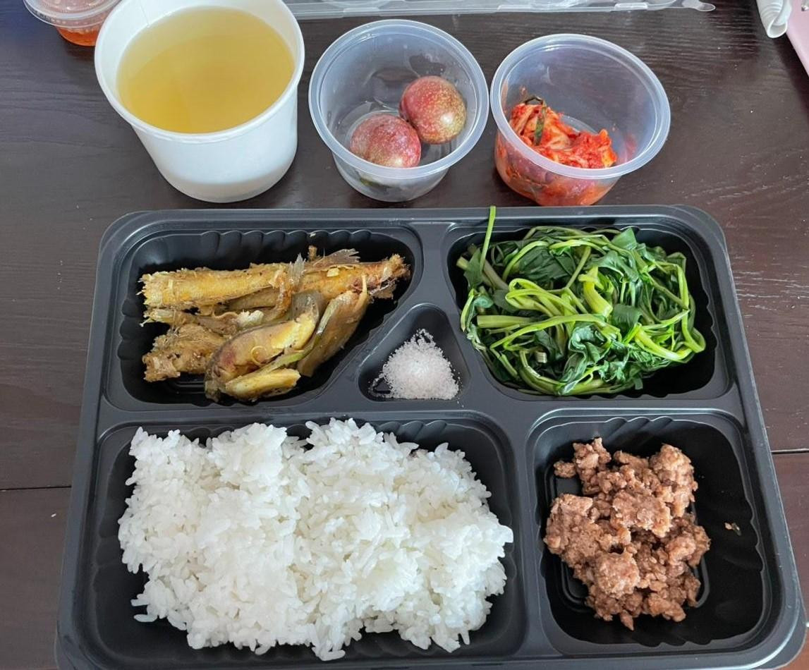 Suất ăn cho người cách ly ở khách sạn Top Hotel Hữu Nghị. Ảnh: N.L