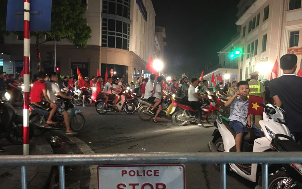 CĐV xuống đường ăn mừng chiến tích của Olympic Việt Nam ảnh 14