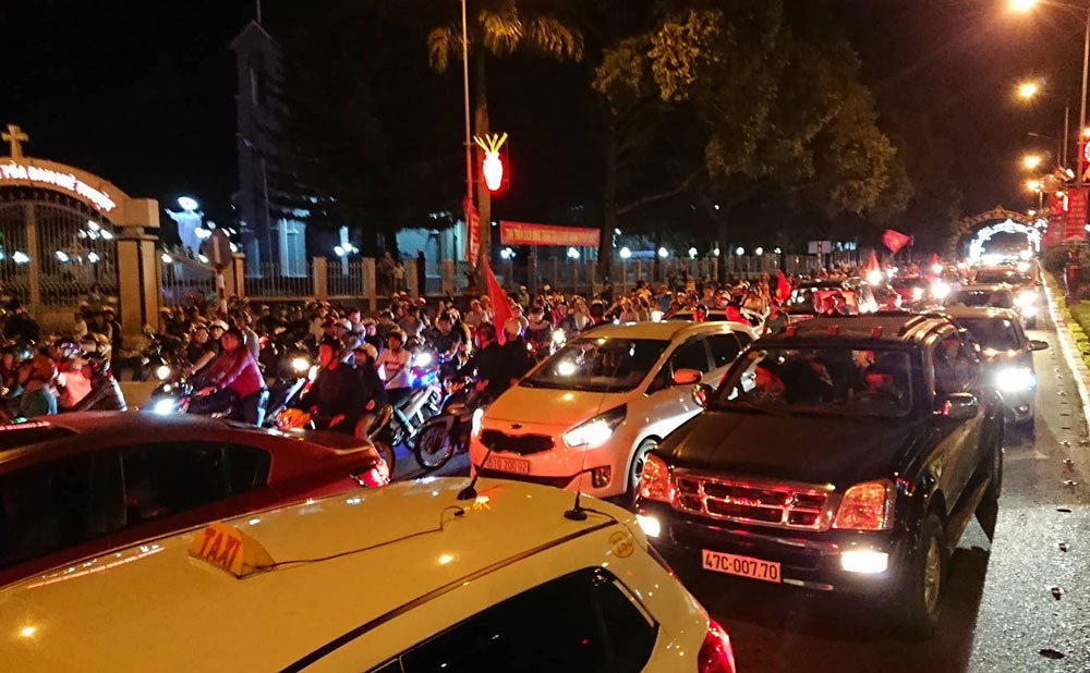 CĐV xuống đường ăn mừng chiến tích của Olympic Việt Nam ảnh 12