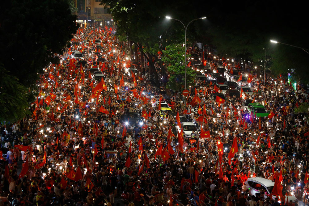 CĐV xuống đường ăn mừng chiến tích của Olympic Việt Nam ảnh 13