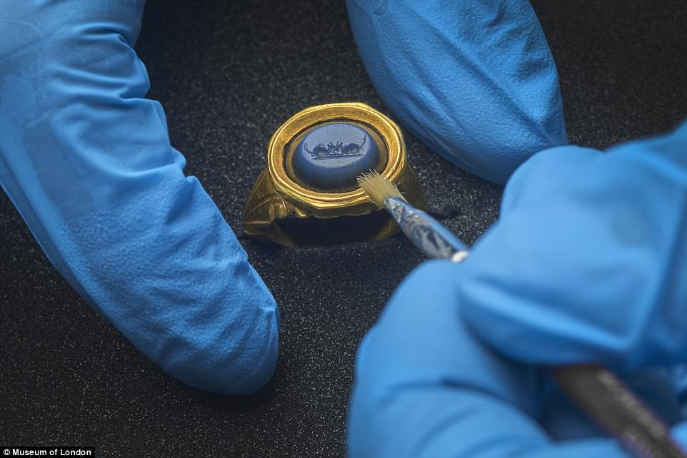 Một chiếc nhẫn vàng được đính đá quý.