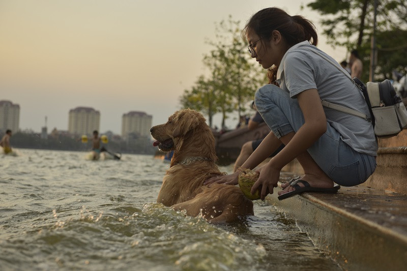 Người Hà Nội ùn ùn tắm Hồ Tây giải nhiệt chống cái nắng đầu hè ảnh 6