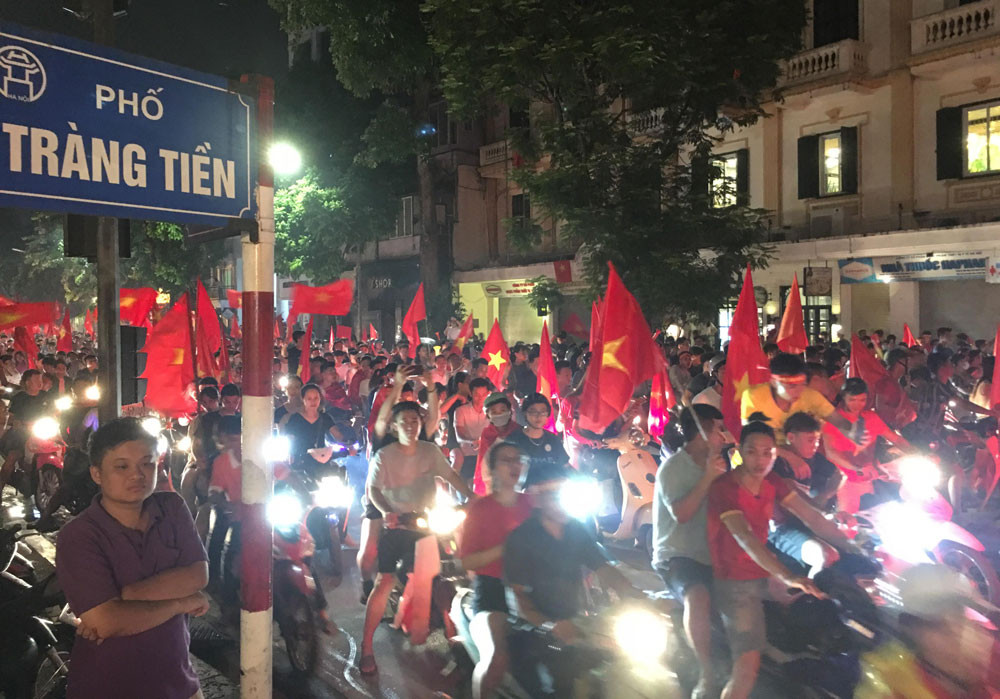CĐV xuống đường ăn mừng chiến tích của Olympic Việt Nam ảnh 18