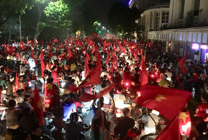 CĐV xuống đường ăn mừng chiến tích của Olympic Việt Nam ảnh 20