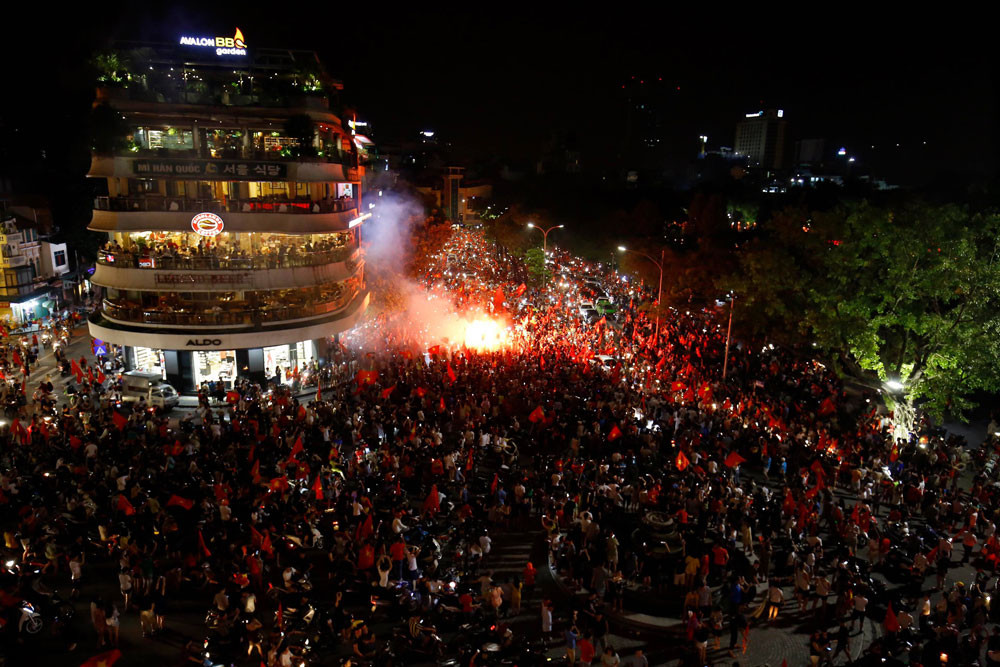 CĐV xuống đường ăn mừng chiến tích của Olympic Việt Nam ảnh 24