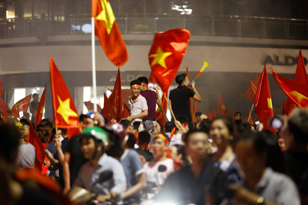 CĐV xuống đường ăn mừng chiến tích của Olympic Việt Nam ảnh 5