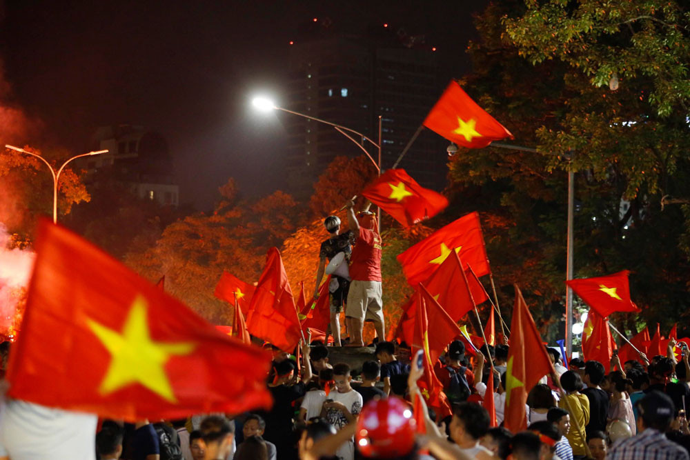 CĐV xuống đường ăn mừng chiến tích của Olympic Việt Nam ảnh 4