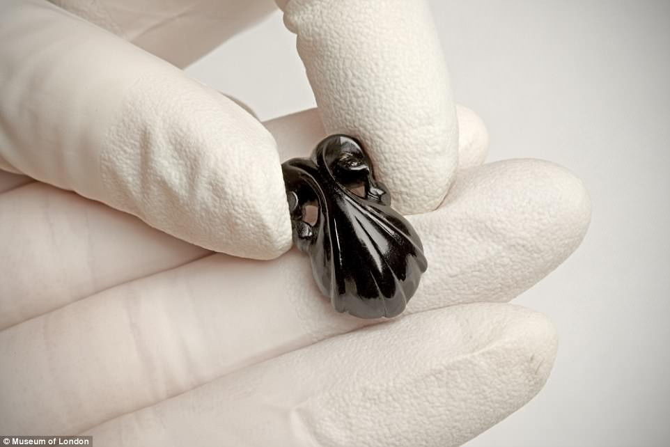 Hiện tại, quan tài và bộ xương của người phụ nữ giàu có cùng một số hiện vật đang được trưng bày tại bảo tàng&nbsp;London Docklands.&nbsp;Bảo tàng sẽ mở cửa miễn phí cho khách vào tham quan bộ xương, hiện vật và quan tài cổ quý hiếm này từ ngày 25/5 đến ngày 28/10. Đây là mặt của một sợi dây chuyền được tìm thấy trong quan tài.