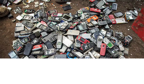 Điện thoại hỏng thường bị vứt vào các bãi rác.