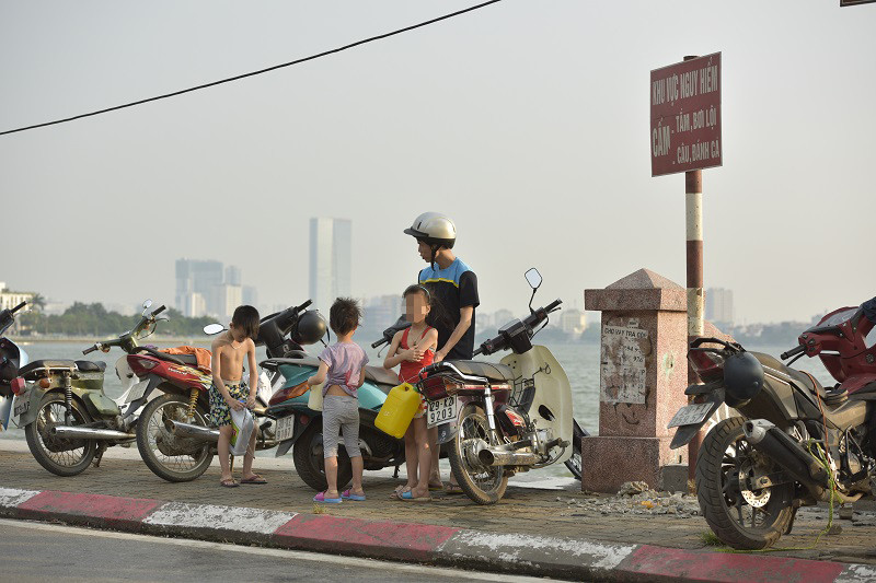 Người Hà Nội ùn ùn tắm Hồ Tây giải nhiệt chống cái nắng đầu hè ảnh 5