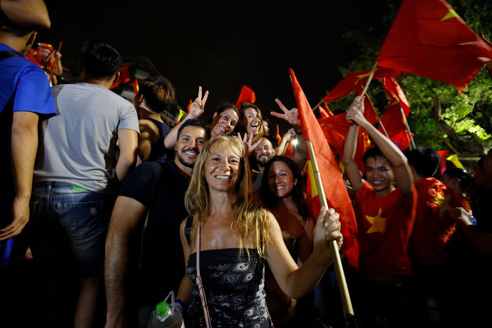 CĐV xuống đường ăn mừng chiến tích của Olympic Việt Nam ảnh 3