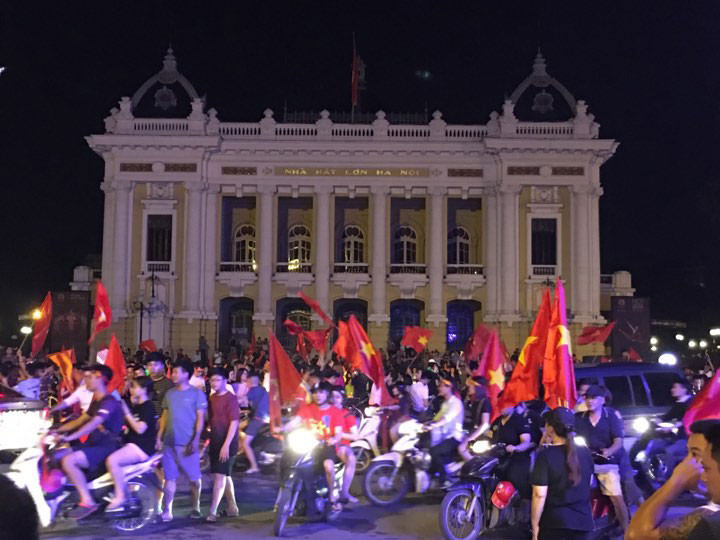 CĐV xuống đường ăn mừng chiến tích của Olympic Việt Nam ảnh 6