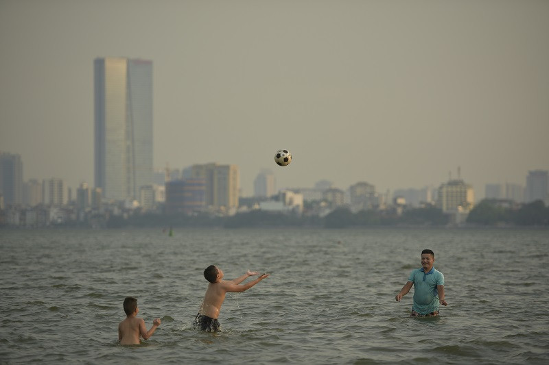 Người Hà Nội ùn ùn tắm Hồ Tây giải nhiệt chống cái nắng đầu hè ảnh 1